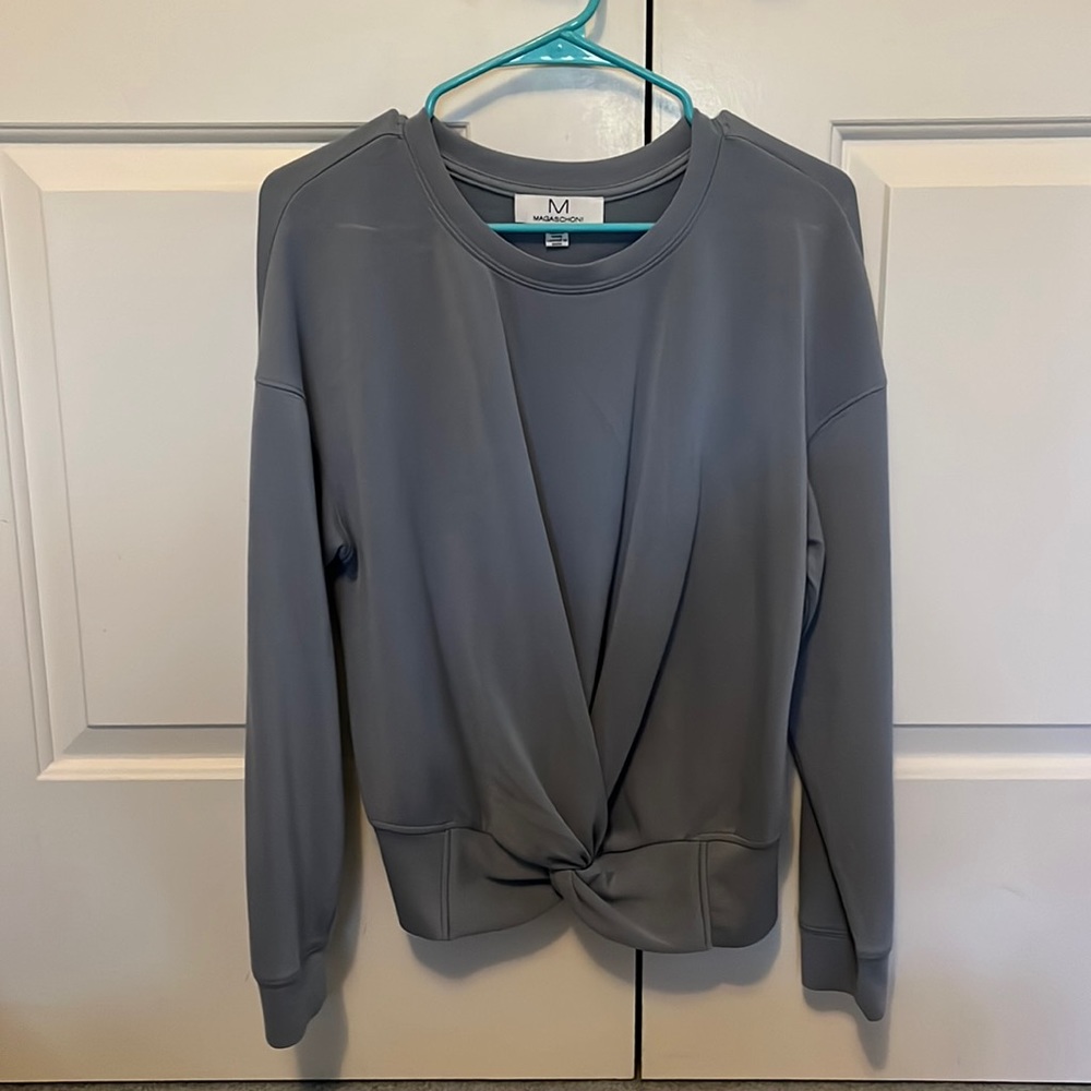 Comfy sweater with front twist